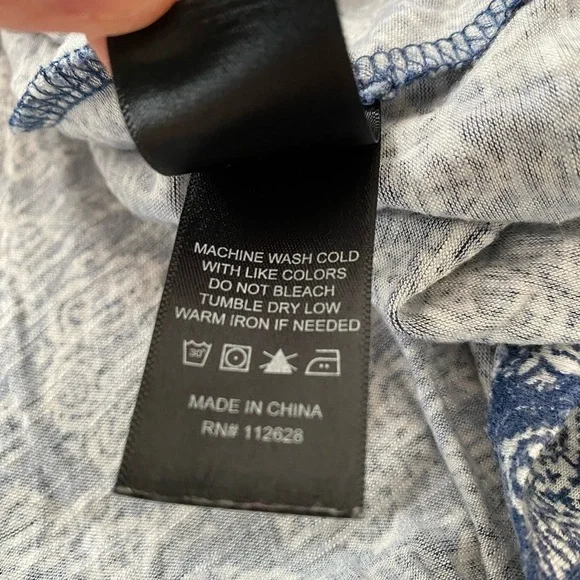 Max Jeans Size XL Women's V-Neck Tank Top Flowy Sleeveless Top Geometric Pattern - Picture 5 of 8